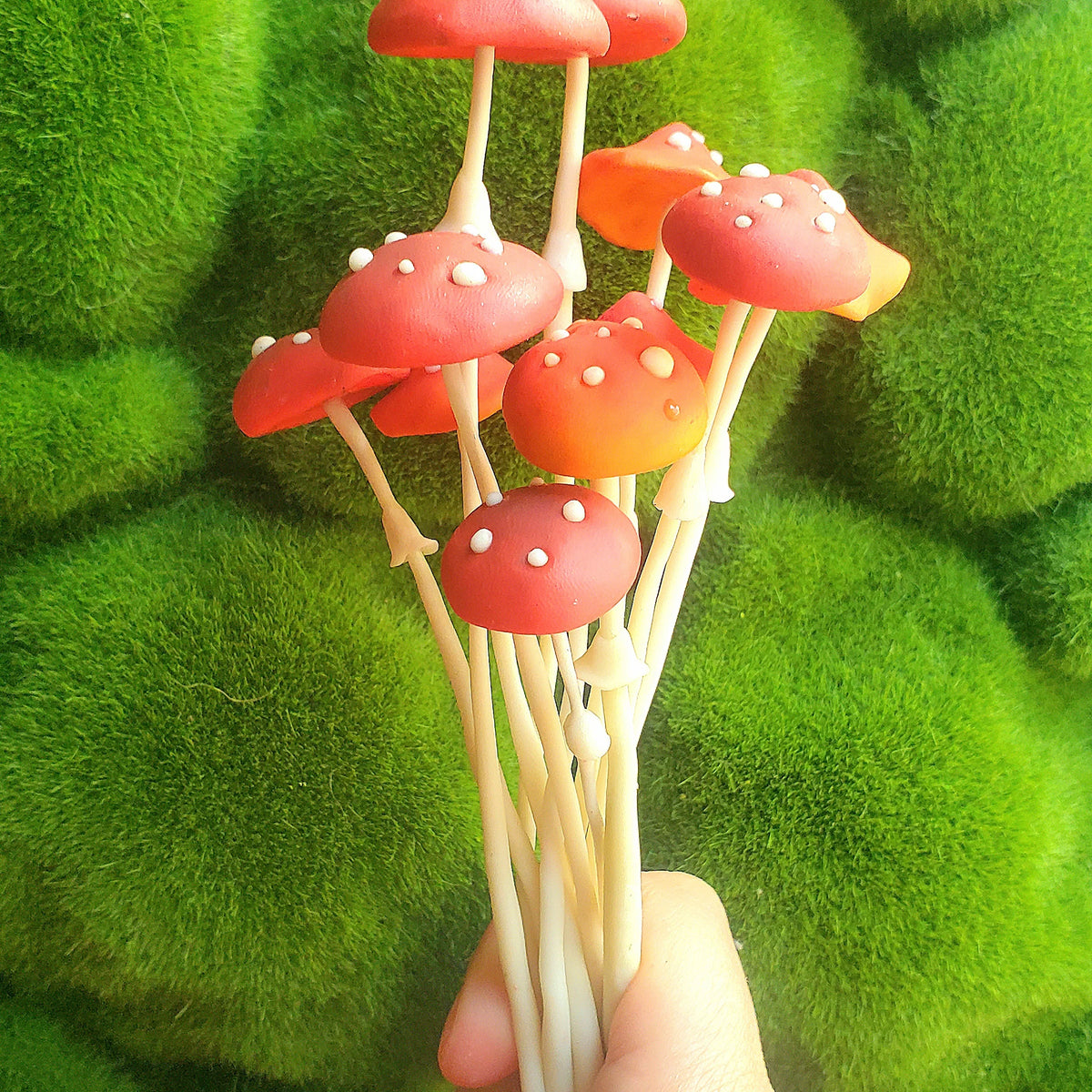 Champignon décoratif rouge phosphorescent à planter ( tarif à l’unité)