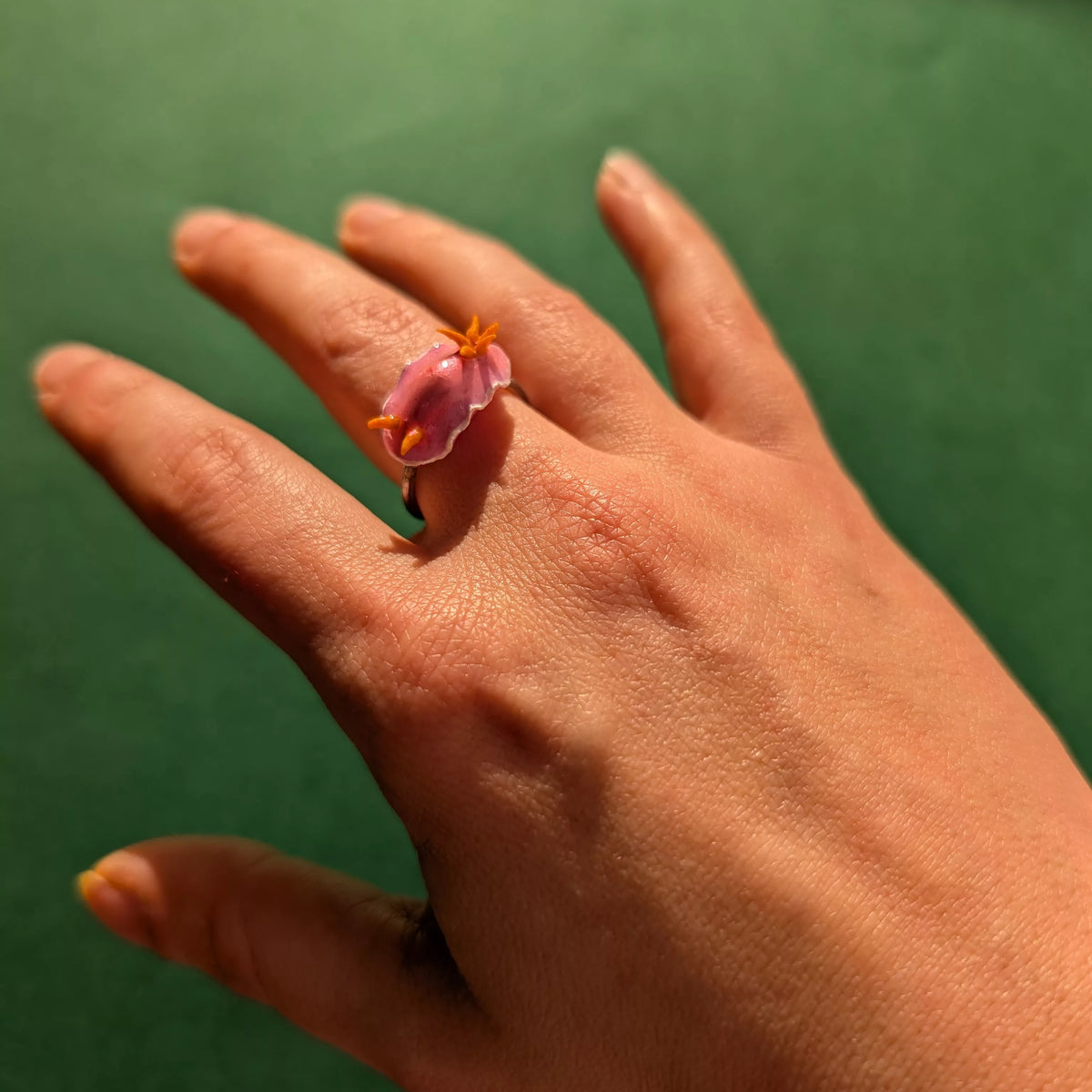 Bague réglable support acier inoxydable limace de mer rose réaliste