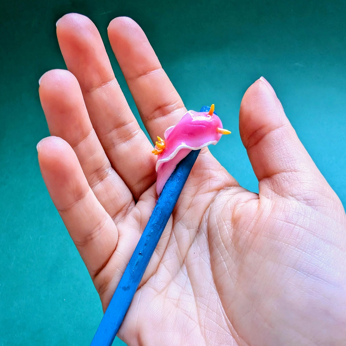 baguette pour cheveux nudibranche rose/ limace de mer