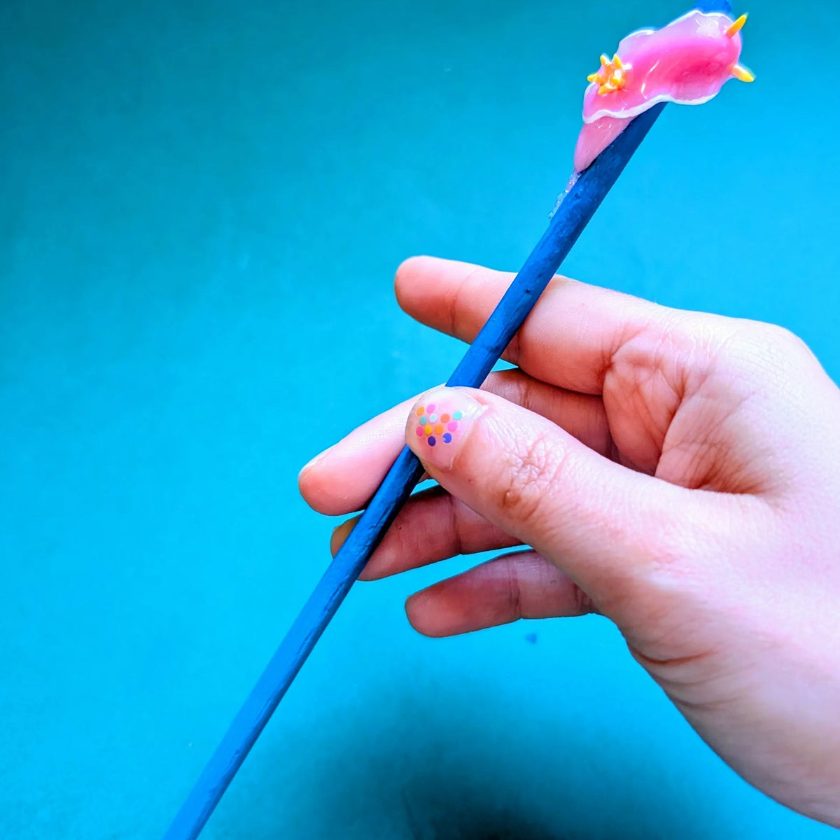 baguette pour cheveux nudibranche rose/ limace de mer