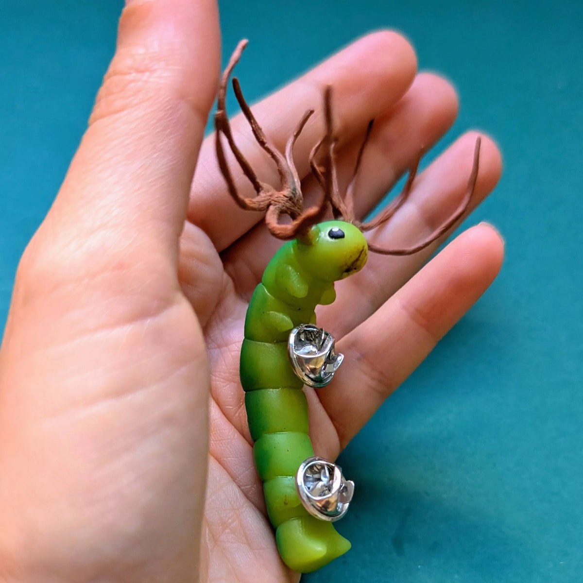 pins chenille verte cerf (pièce unique)