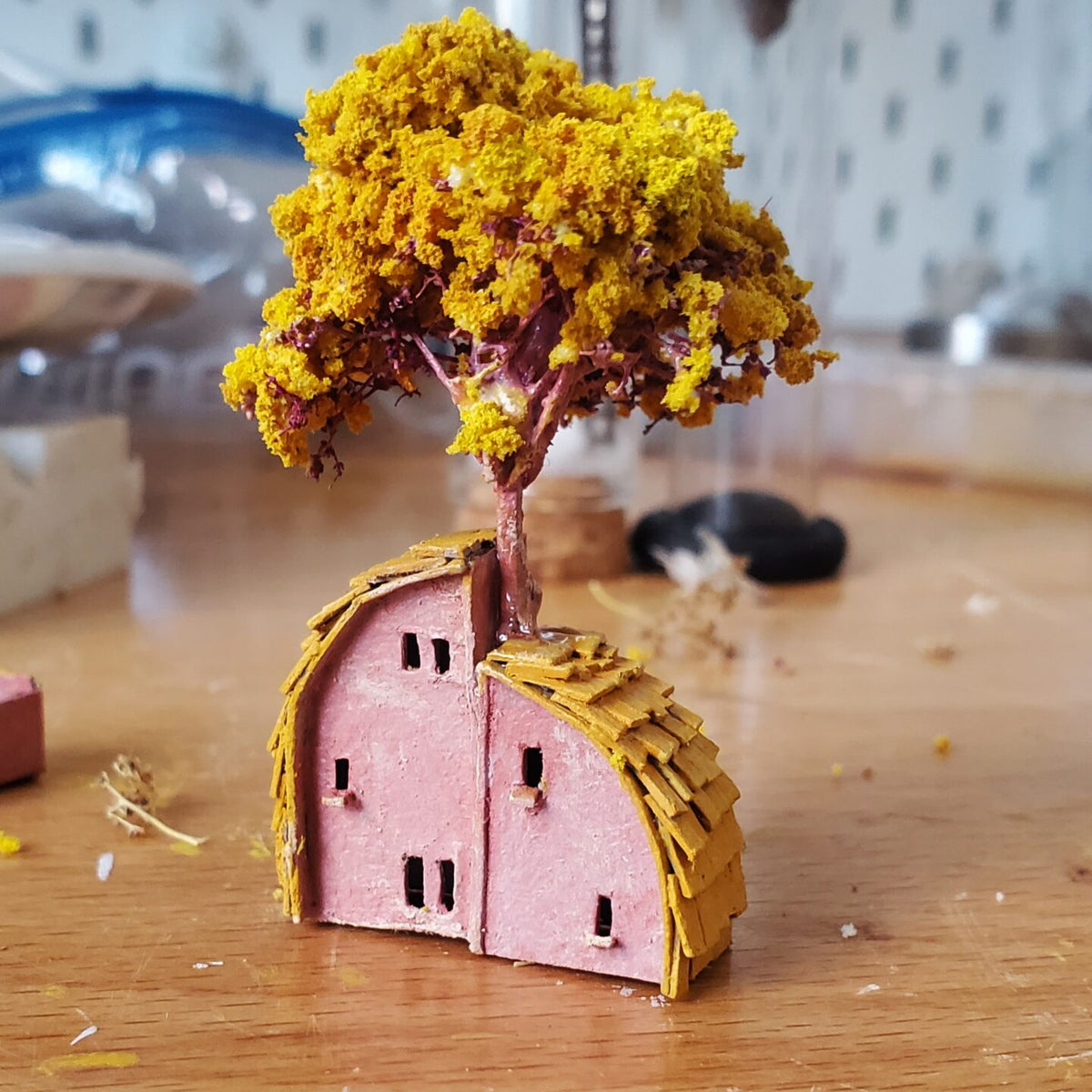 Maison rose et jaune miniature