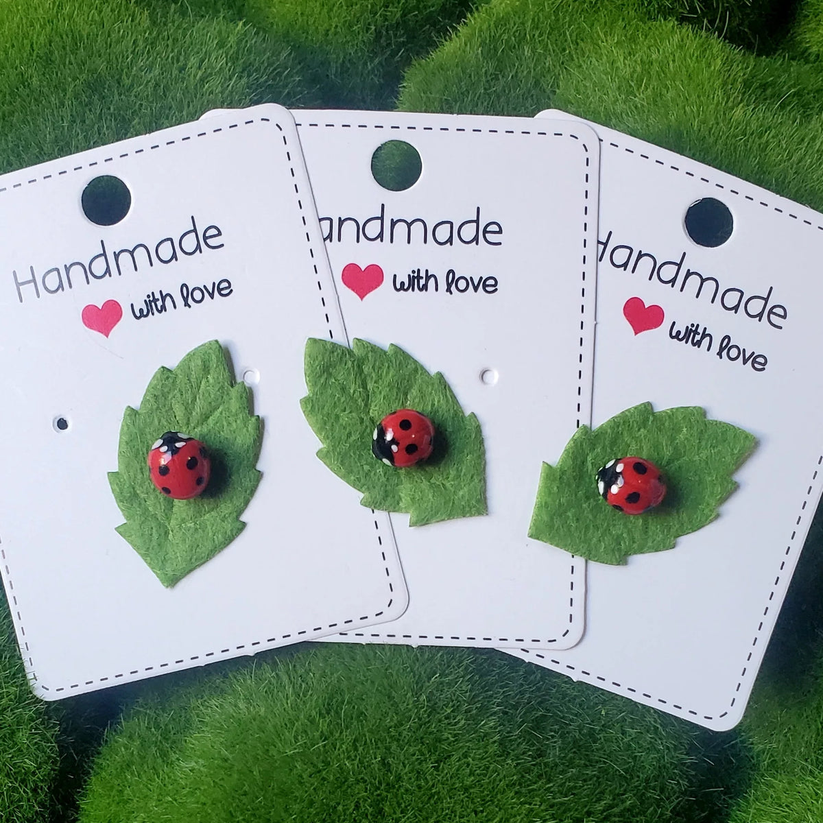 pins coccinelles ultra réalistes rouges