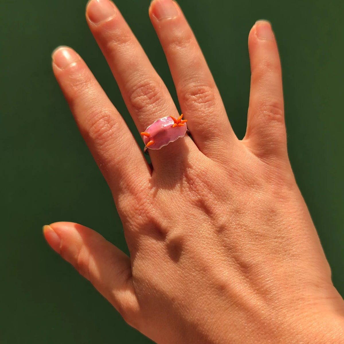 Bague réglable support acier inoxydable limace de mer rose réaliste