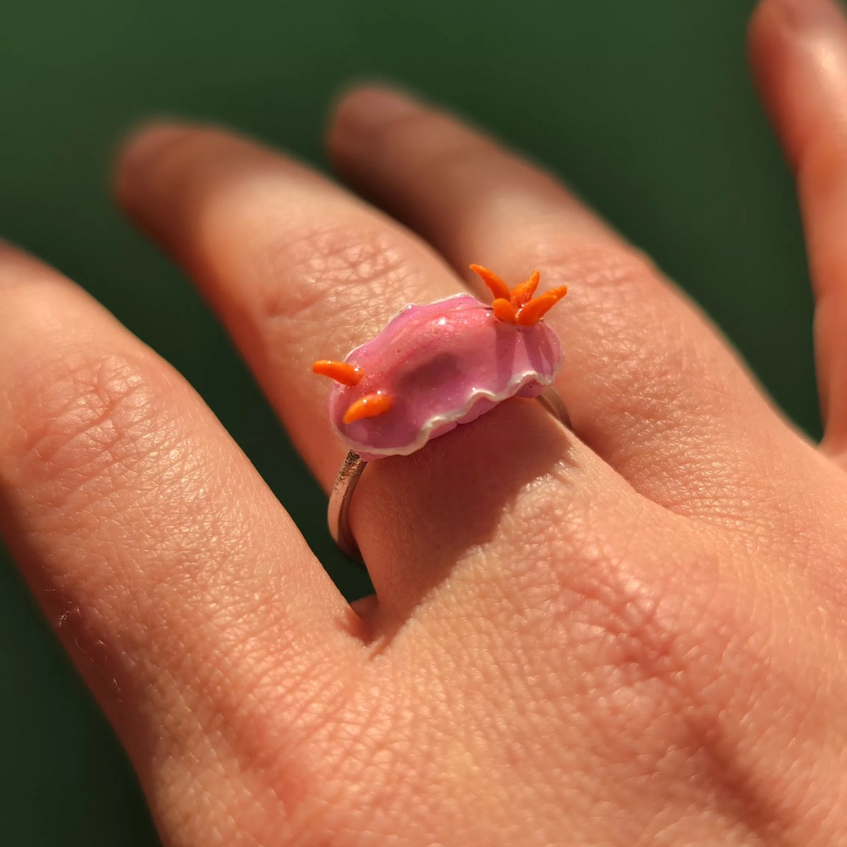 Bague réglable support acier inoxydable limace de mer rose réaliste