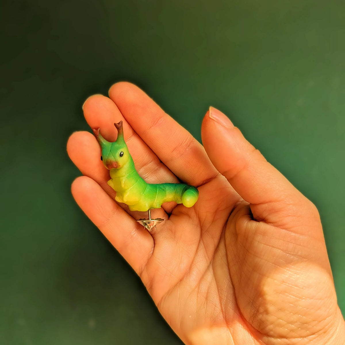pins chenille verte relevée (pièce unique)
