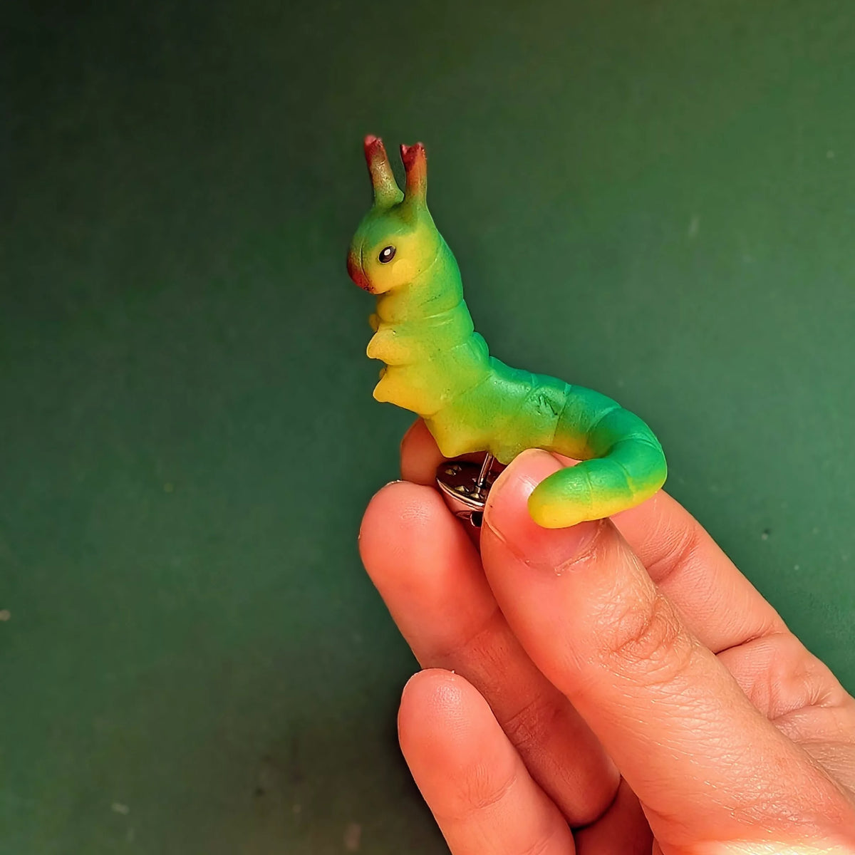 pins chenille verte relevée (pièce unique)
