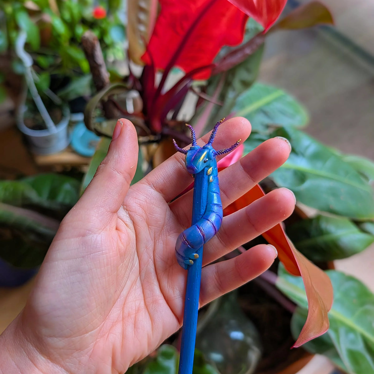 baguette pour cheveux Chenille dragon inspiration charaxes jasius Bleue