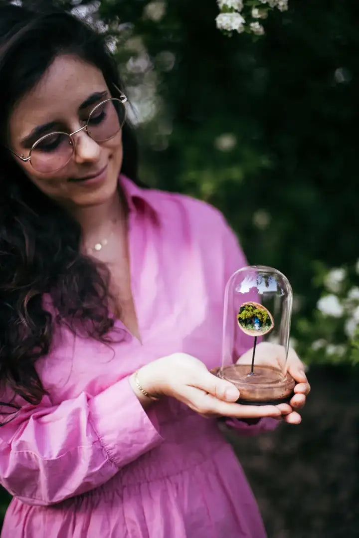 L'artiste tenant une cloche en verre